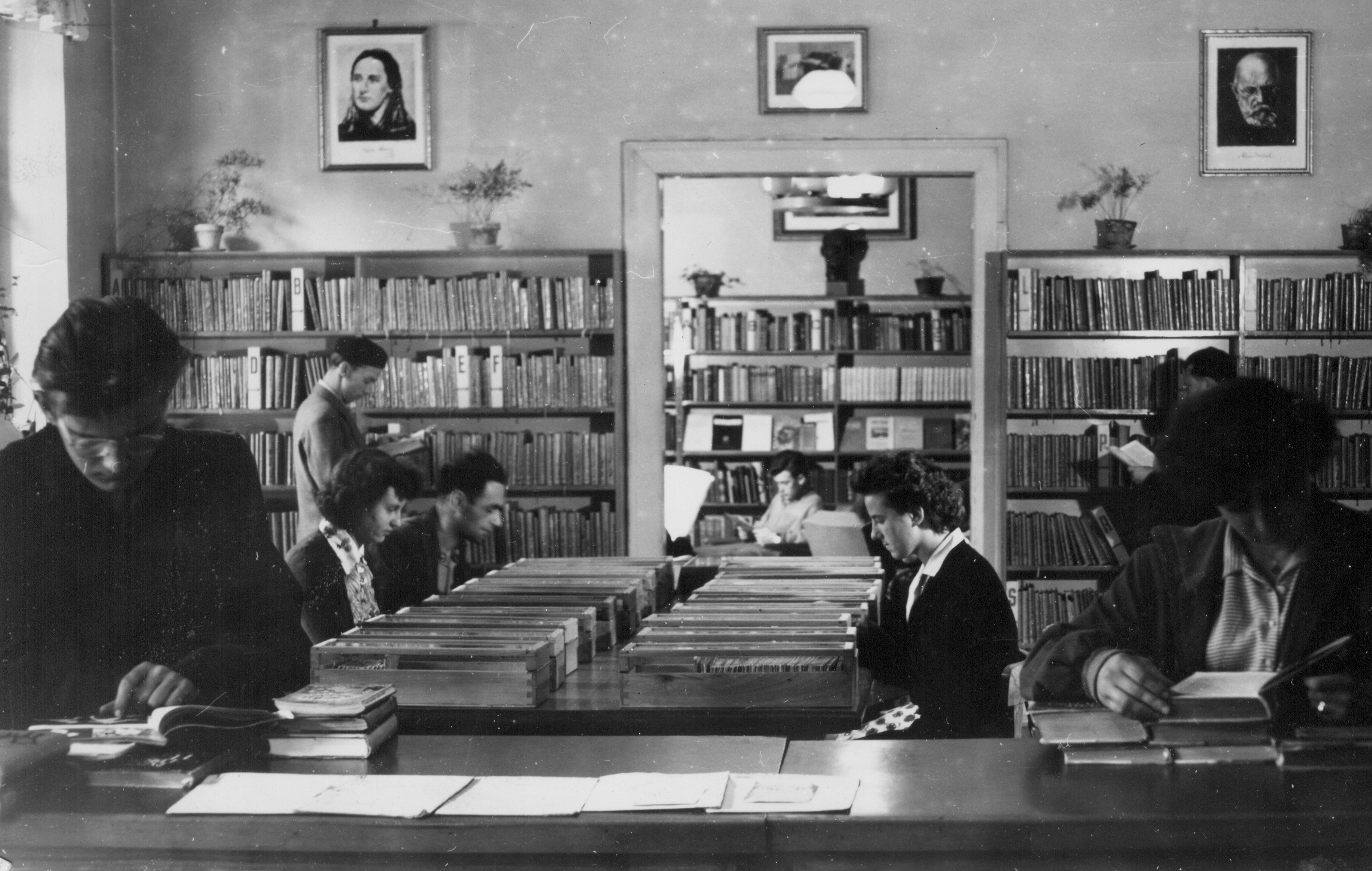 Pohled do chomutovské okresní lidové knihovny v polovině padesátých let. Knihovna - historická