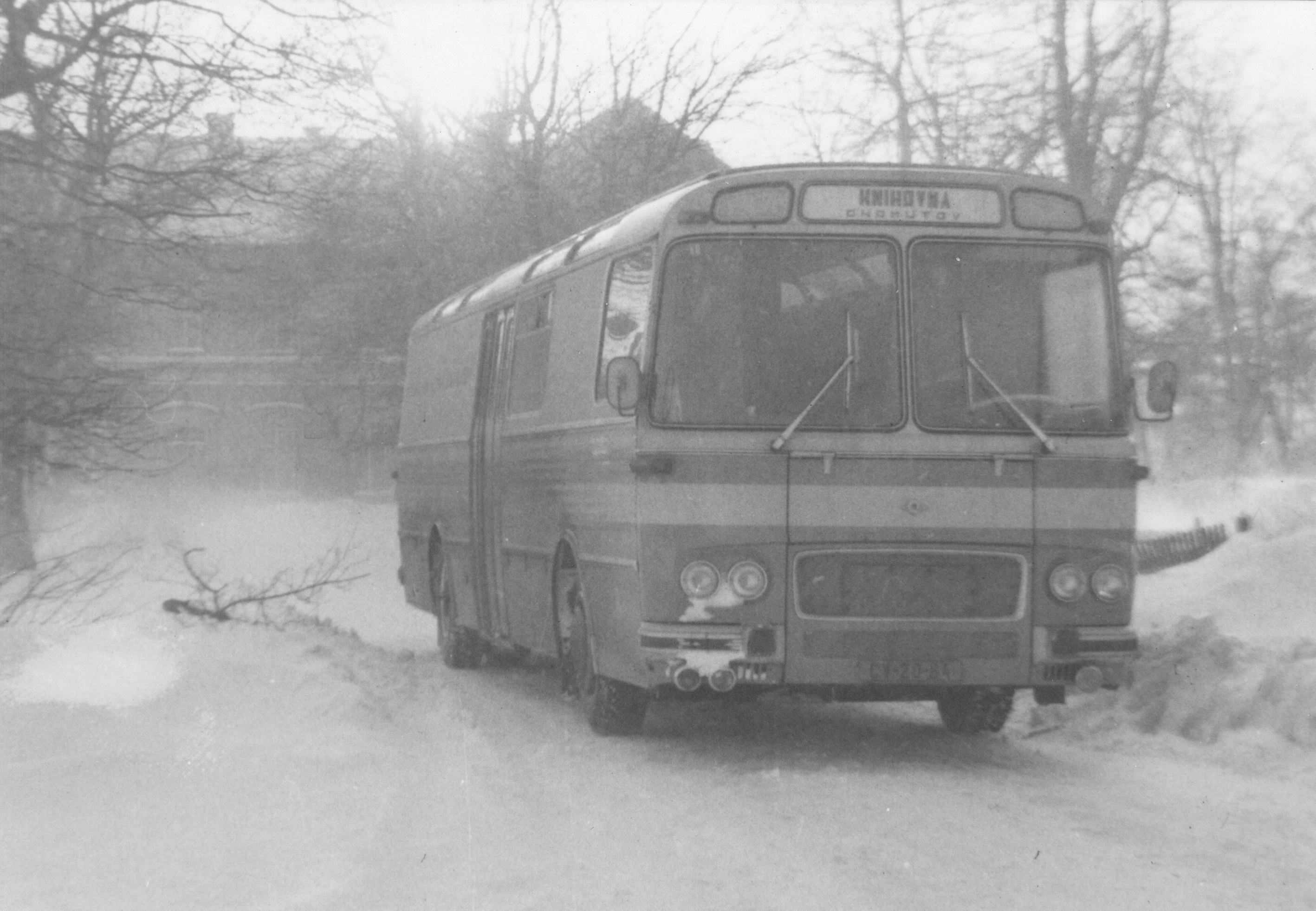 První bibliobus chomutovské okresní knihovny přivážel obyvatelům vesnic Chomutovska knihy v každém počasí od roku 1968 do roku 1985. Knihovna - historická